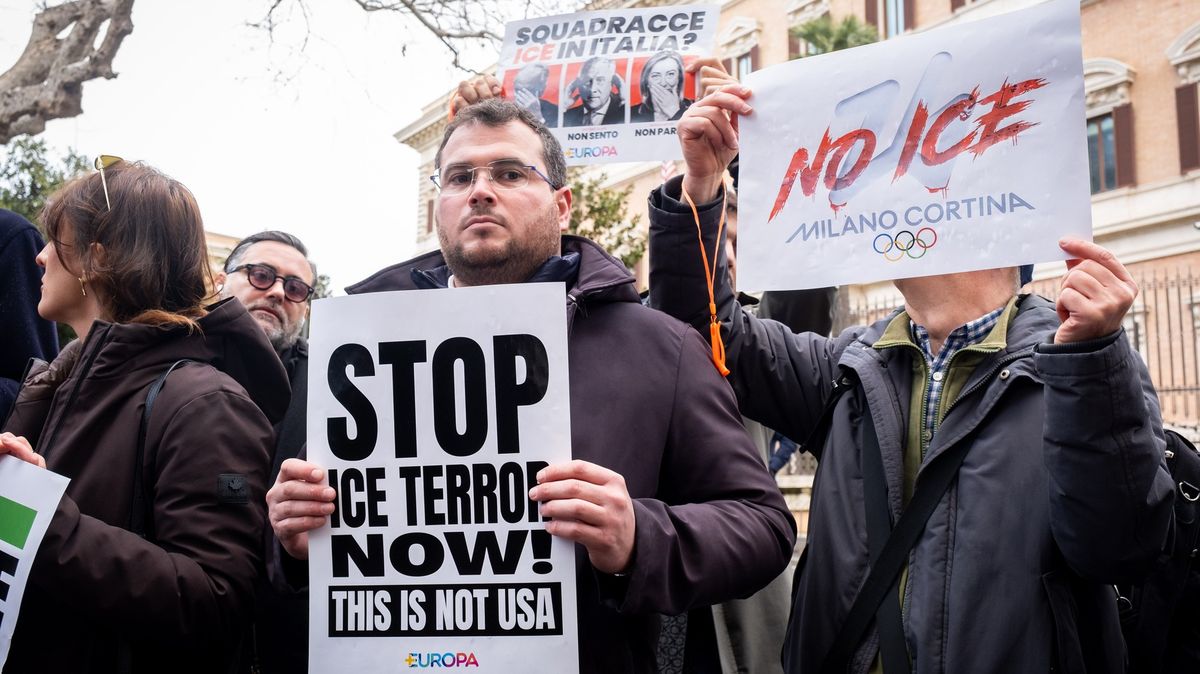 „Plíživý fašismus“. Lidé v Miláně demonstrovali proti agentům ICE na olympiádě